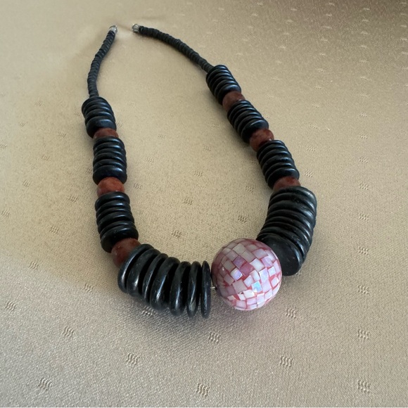 Necklace Vtg wood button beads necklace and mother of pearl mosaic inlay pendant - Picture 3 of 3